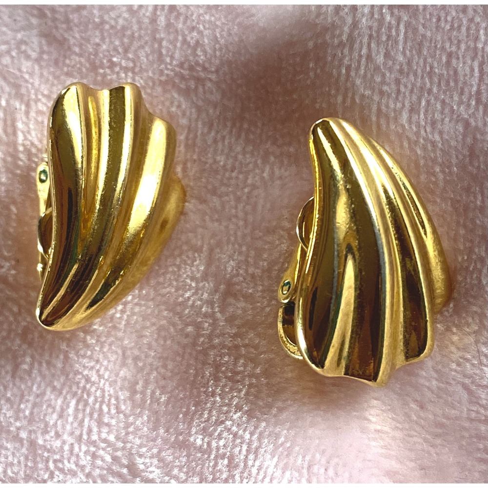 TRIFARI Shell Earrings Gold Tone Clip On Beach Coastal Wings Shell Sea